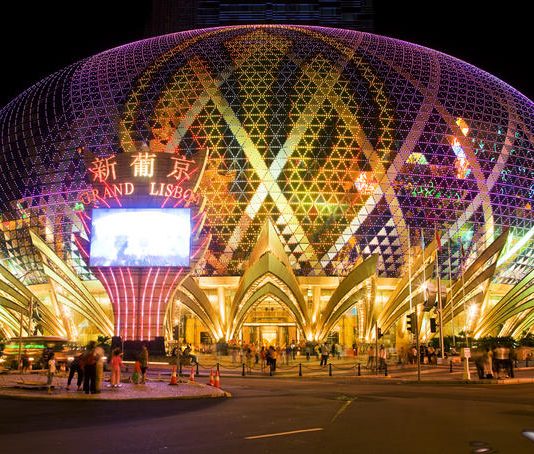 Impresionantul Grand Lisboa, cel mai înalt cazinou din Macao