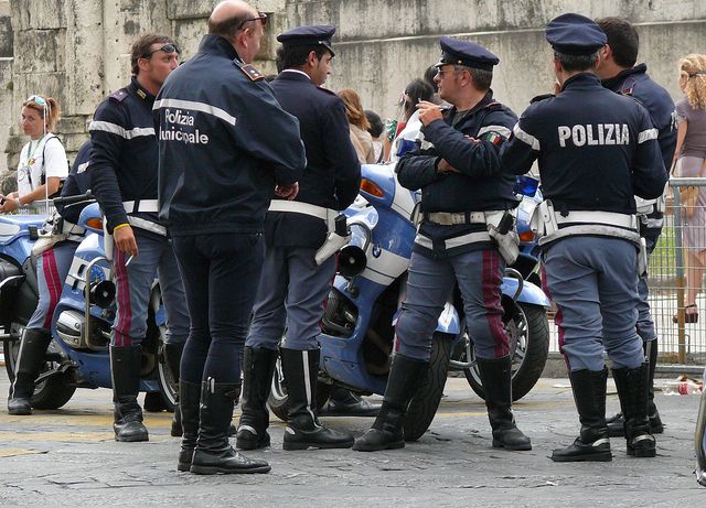 Tiga orang Rumania menciptakan kekacauan di aula perjudian di Italia
